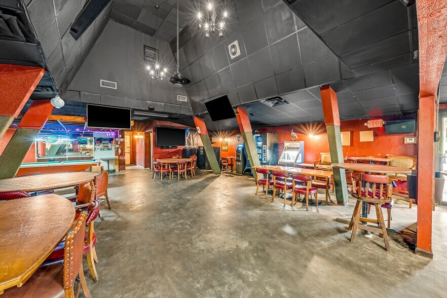 More Photos Of 1623 W 15th St, Panama City Bar For Sale