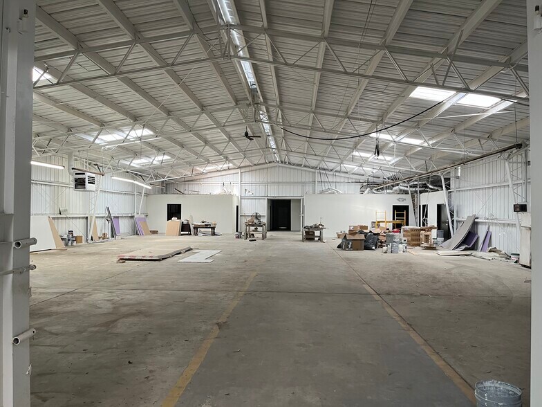 More Photos Of 404 S Shelfer St, Quincy Warehouse For Lease