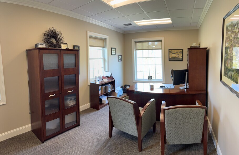 More Photos Of 26 Londonderry Tpke, Hooksett Office For Sale