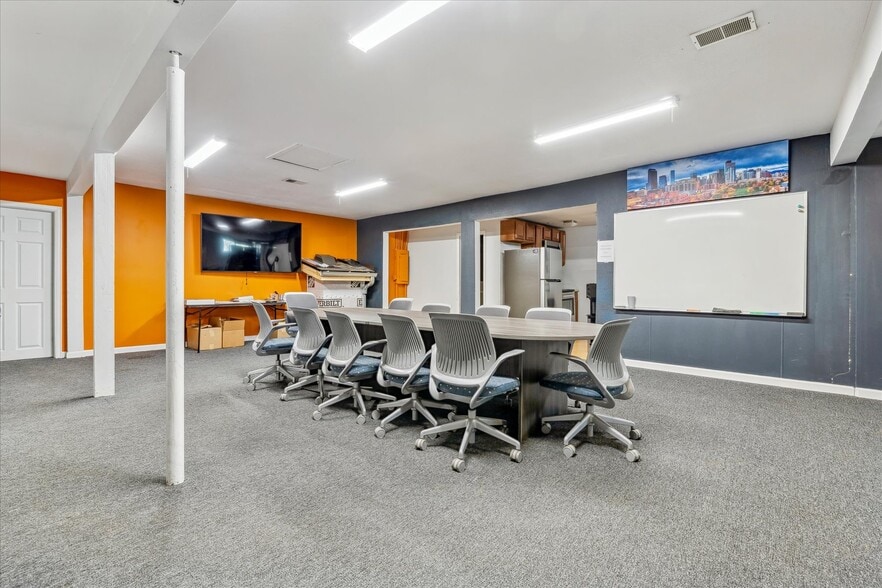 More Photos Of 1050 S Quitman St, Denver Showroom For Sale