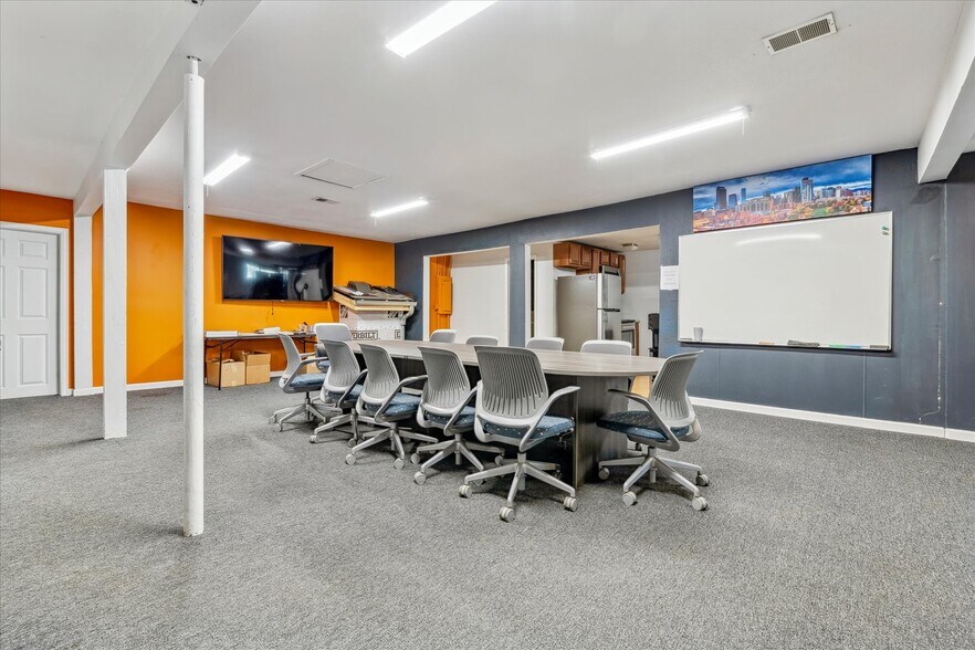 More Photos Of 1050 S Quitman St, Denver Showroom For Sale
