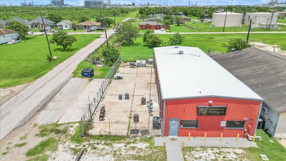 More Photos Of 202 S Gulf Blvd, Freeport Warehouse For Sale