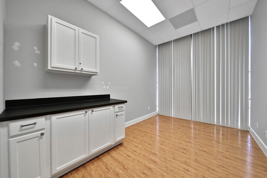 More Photos Of 6430 Hillcroft Ave, Houston Office For Sale