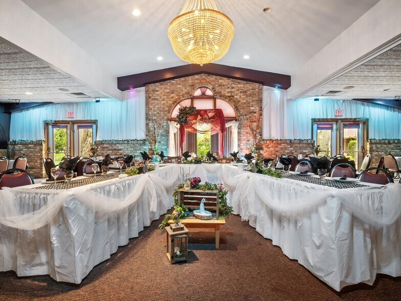 More Photos Of 1222 S Alverno Rd, Manitowoc Restaurant For Sale