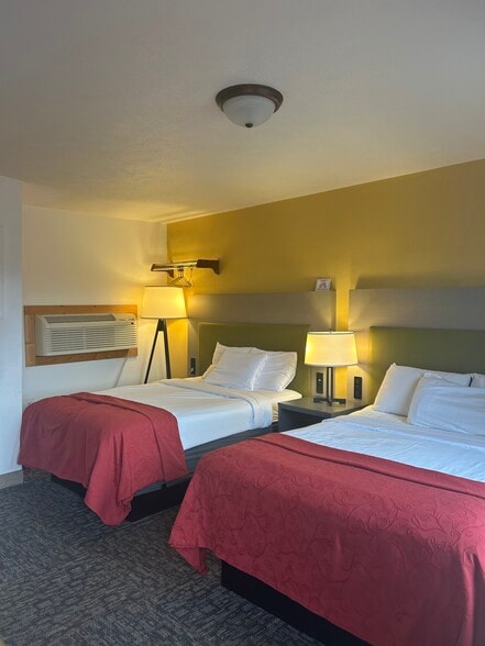 More Photos Of 332 E Onota St, Munising Hotel For Sale