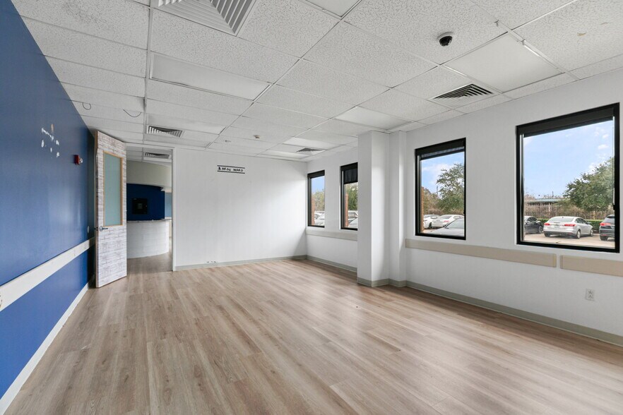 More Photos Of 5751 Blythewood St, Houston Medical For Sale