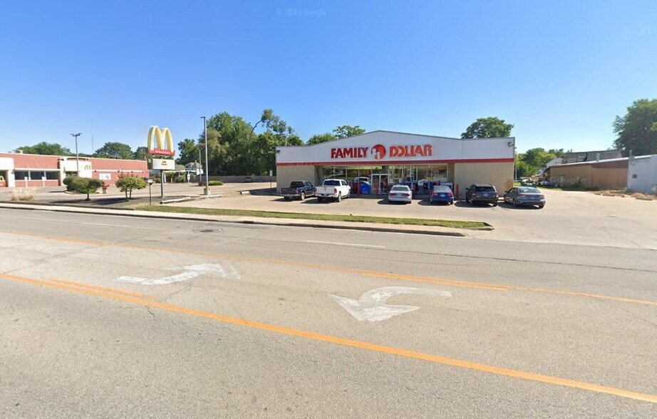 More Photos Of 1110 E Main St, Galesburg Freestanding For Lease