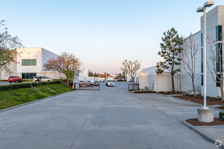 More Photos Of 11130-11290 Bloomfield Ave, Santa Fe Springs Distribution For Lease