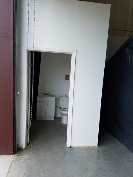 More Photos Of 12130 Antoine Dr, Houston Warehouse For Lease