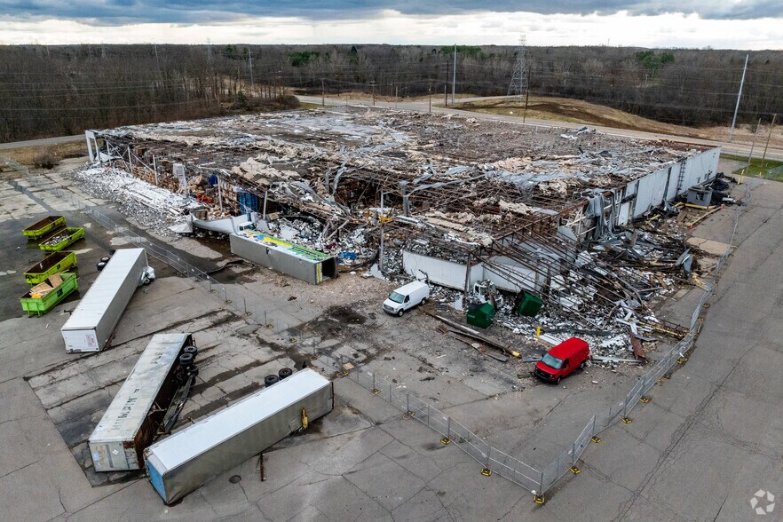 More Photos Of 7075 Dort Hwy, Grand Blanc Warehouse For Lease