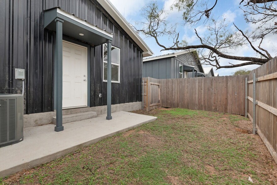 More Photos Of 870 Waco st, Kingsland Multifamily For Sale