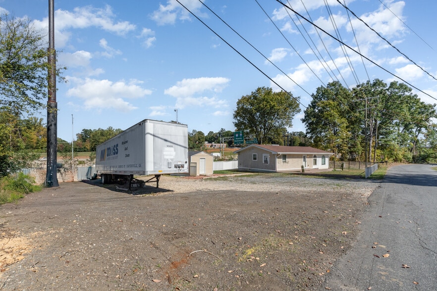 More Photos Of 9008 N Lakebrook Rd, Charlotte Light Distribution For Sale