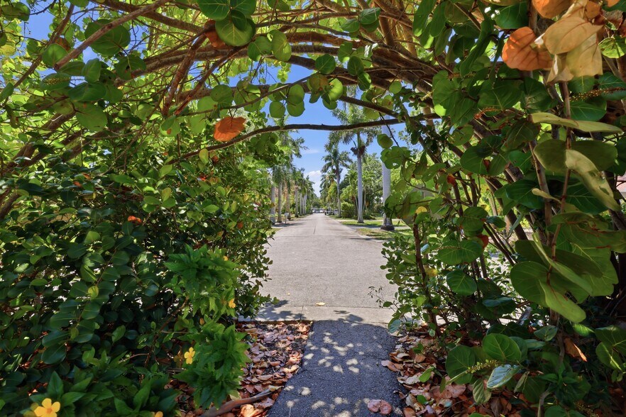 More Photos Of 840 Myrtle Ter, Naples Freestanding For Sale