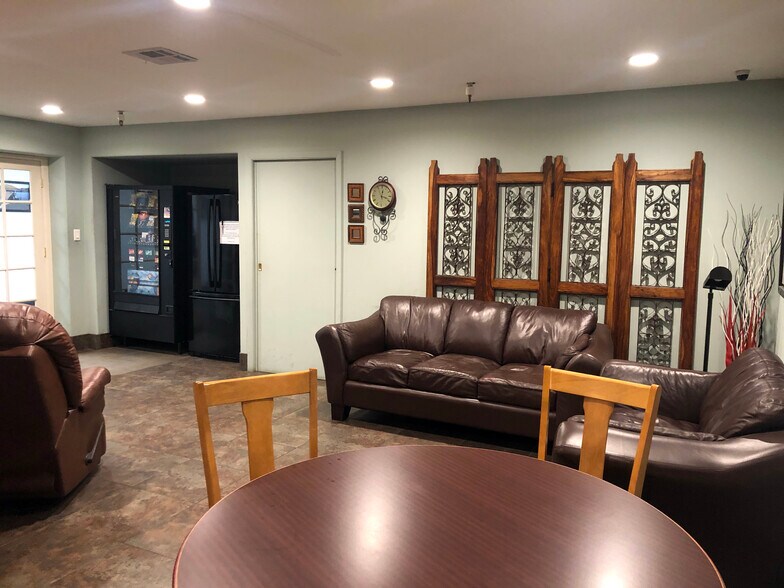 More Photos Of 439 S 3rd Ave, Avondale Manufacturing For Sale