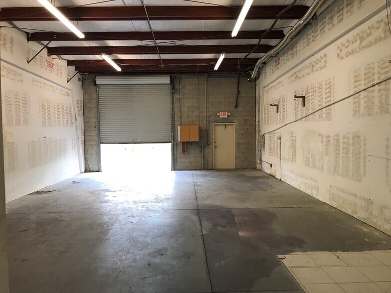 More Photos Of 1045 Collier Center Way, Naples Flex For Lease