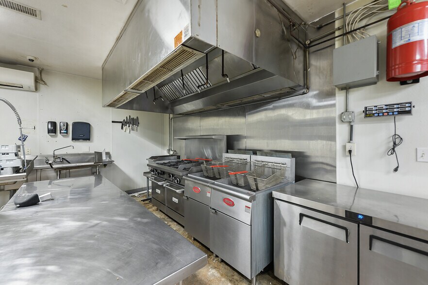 More Photos Of 1220 Bienville Blvd, Ocean Springs General Retail For Lease