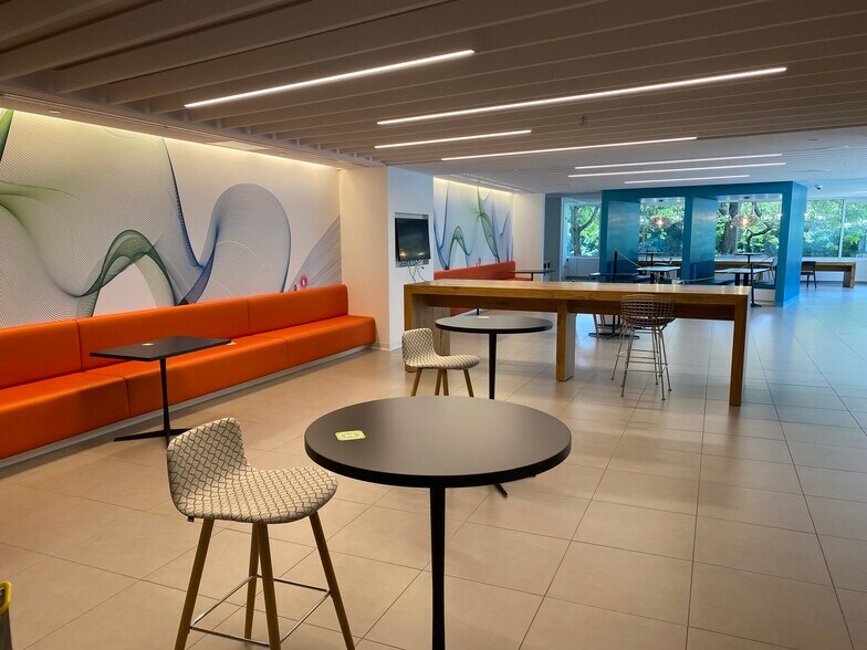 More Photos Of 700 Quaker Ln, Warwick Office For Lease