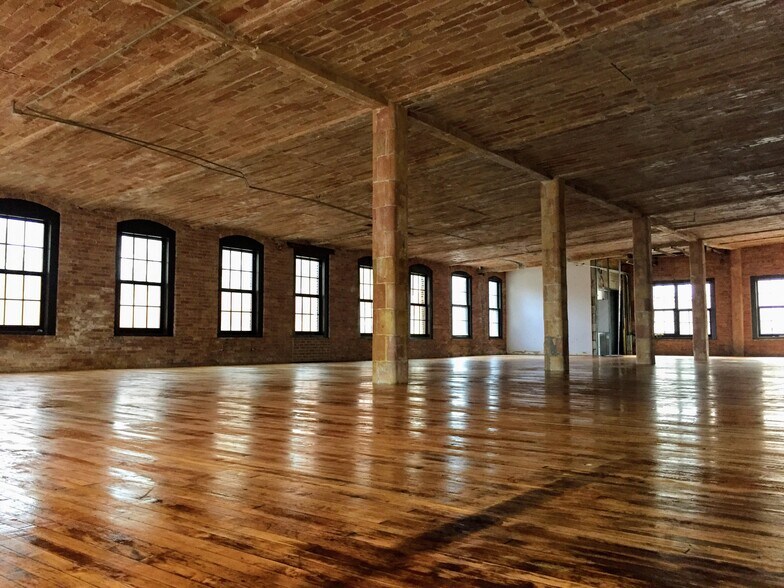 More Photos Of 215 W Ontario St, Chicago Loft Creative Space For Lease