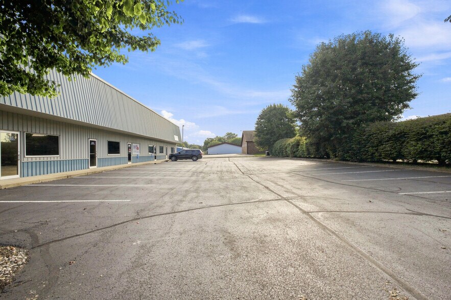 More Photos Of 2585 Eastwood Dr, Columbus Office For Lease