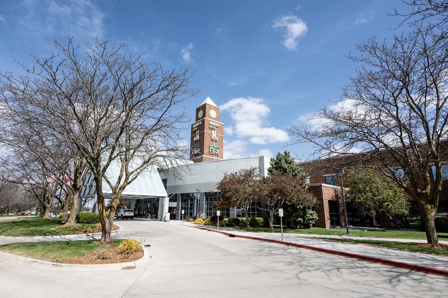 Primary Photo Of 1601 NW 114th St, Clive Medical For Lease