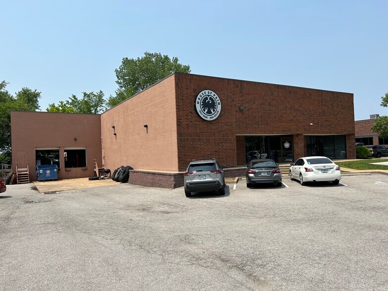 More Photos Of 251-253 Chesterfield Industrial Blvd, Chesterfield Warehouse For Sale