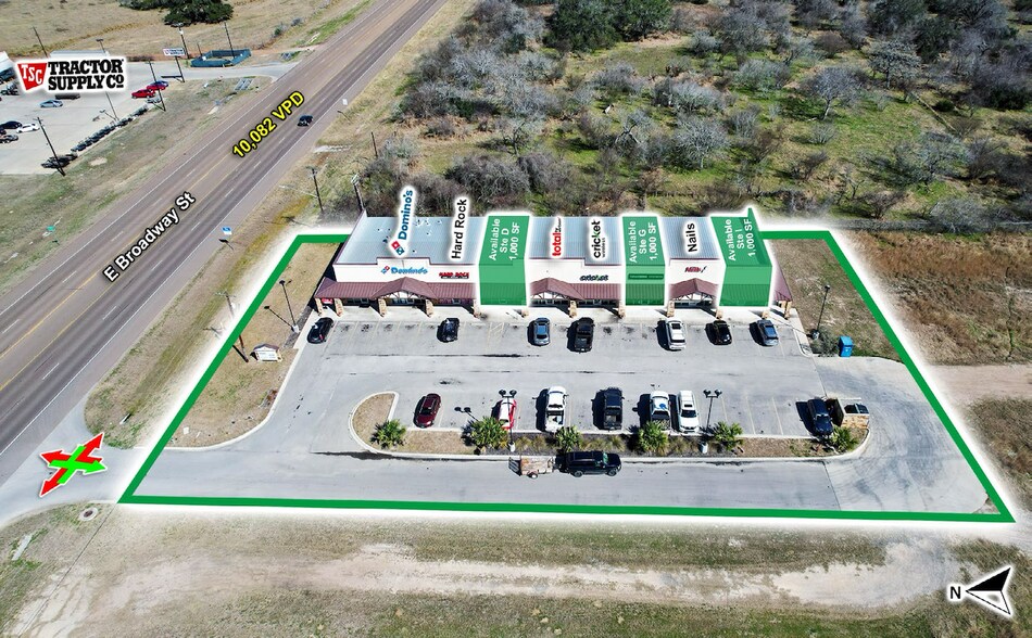 More Photos Of 1431 E Broadway St, Cuero Storefront Retail Office For Lease