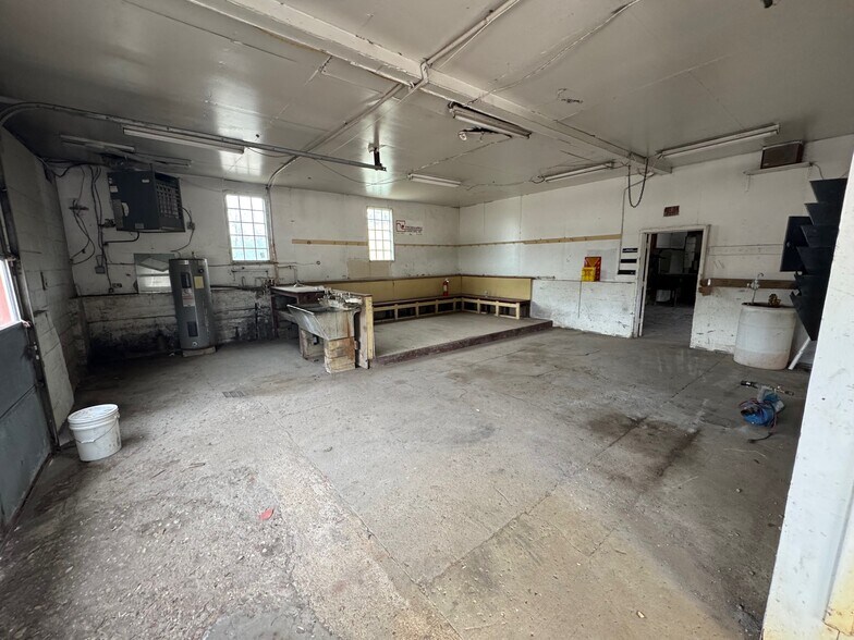 More Photos Of 1103 Fabyan Pkwy, Geneva Manufacturing For Lease