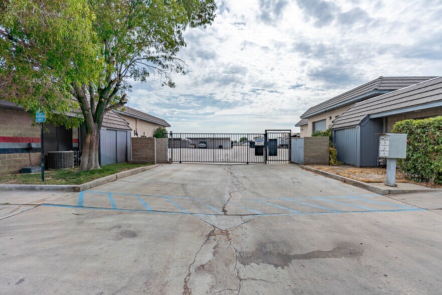More Photos Of 39126-39130 3rd St E, Palmdale Service For Sale