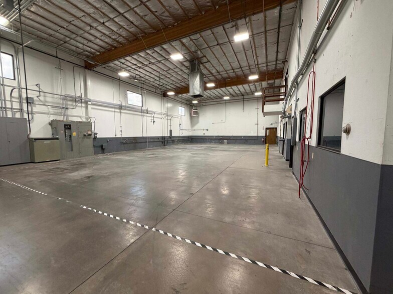 More Photos Of 5 Airpark Vista Blvd, Dayton Manufacturing For Lease