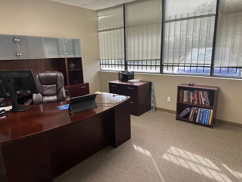 More Photos Of 6911 Breen Dr, Houston Warehouse For Lease