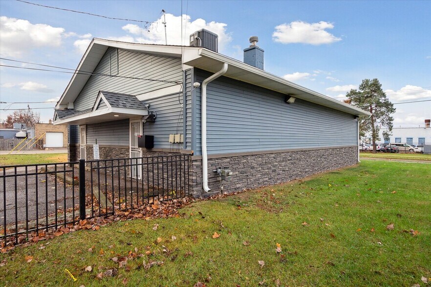 More Photos Of 22610 Rosewood St, Oak Park Office Residential For Sale