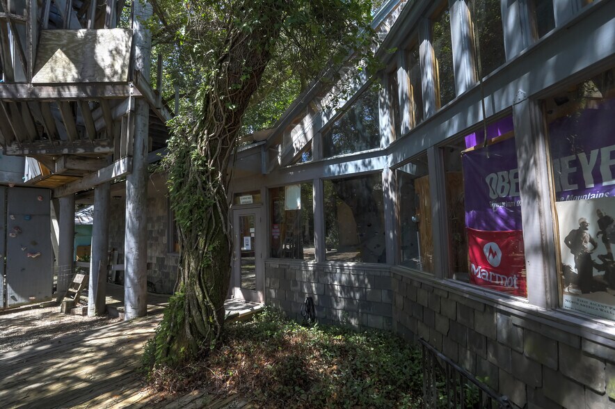 More Photos Of 3009 E Cervantes St, Pensacola Freestanding For Sale