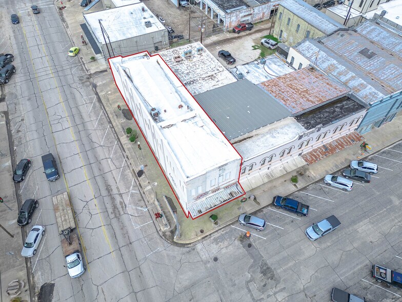 More Photos Of 101 E Monseratte St, El Campo Storefront For Sale