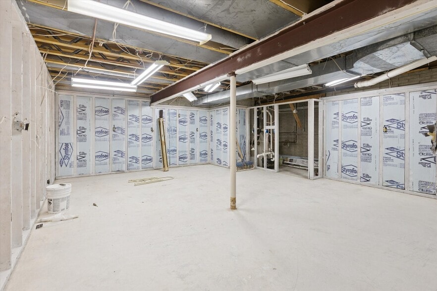 More Photos Of 1003 Mulholland St, Bay City Office For Sale