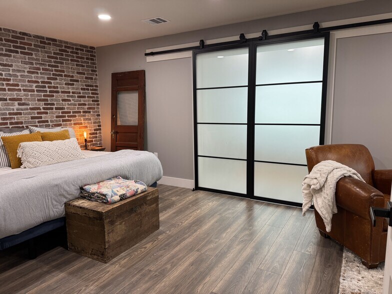 More Photos Of 112 N Avenue A, Humble Light Distribution For Sale