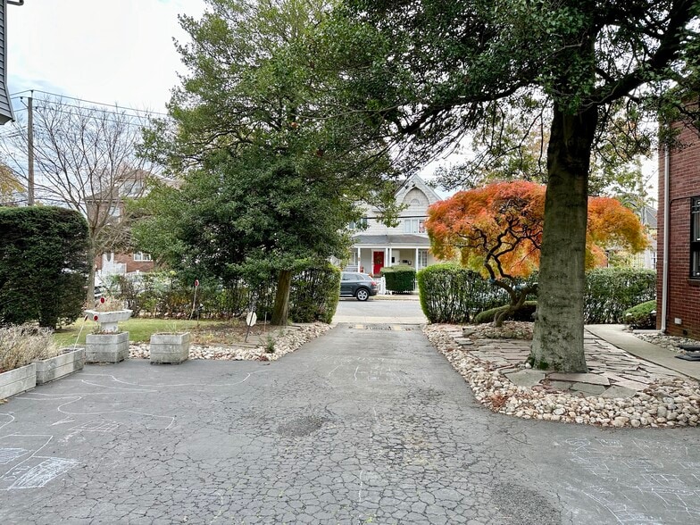 More Photos Of 2604 Amboy Rd, Staten Island Office Residential For Lease