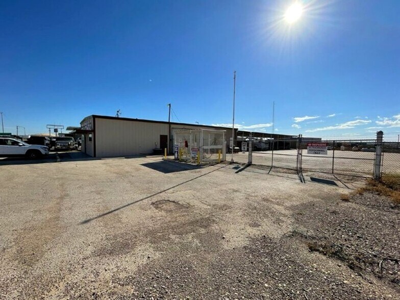 More Photos Of 2006 Kings Hwy, Snyder Service For Lease