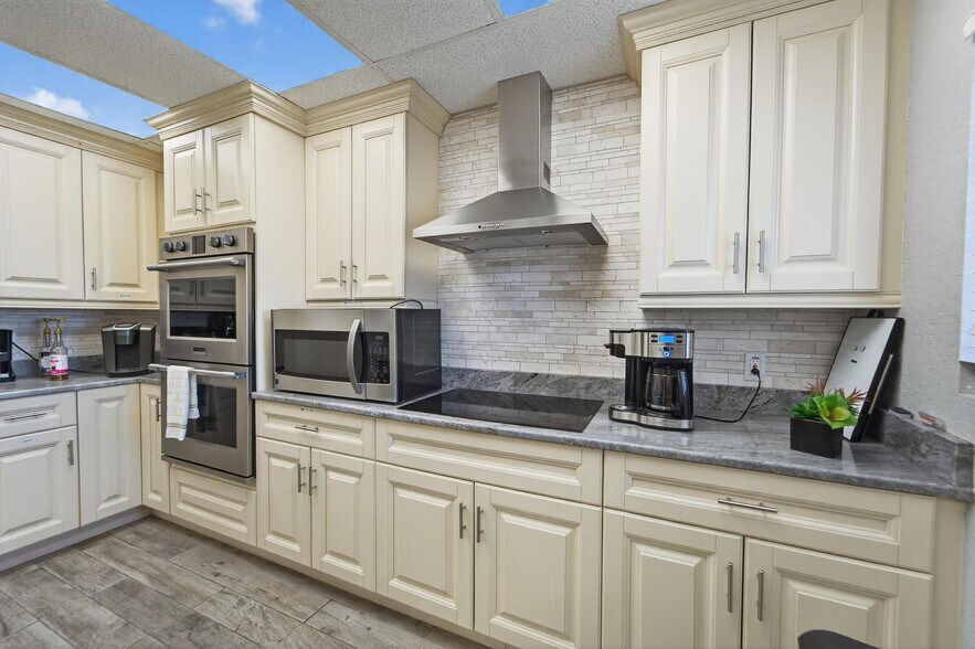 More Photos Of 3411 N 29th St, Tampa Office For Sale