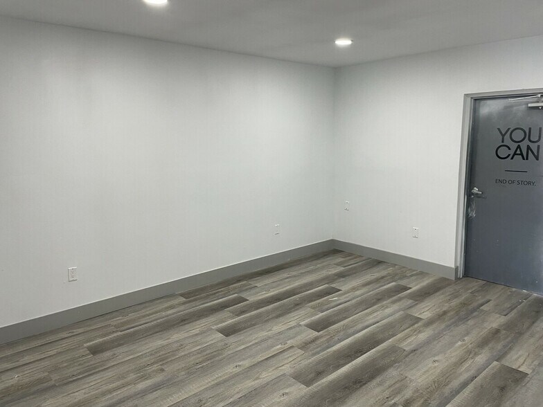 More Photos Of 944 Country Club Blvd, Cape Coral Warehouse For Lease