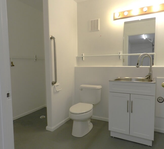 More Photos Of 3045 Aerotech Pky, Montrose Warehouse For Lease