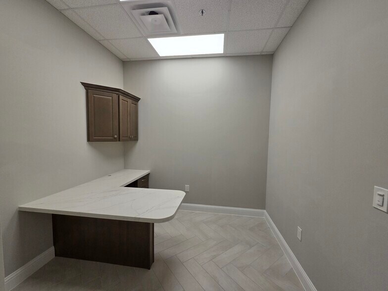 More Photos Of 1925 Pearland Pky, Pearland Storefront For Lease