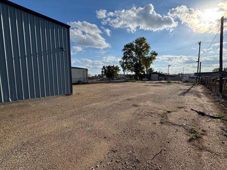 More Photos Of 1117 Joseph St, Shreveport Flex For Lease