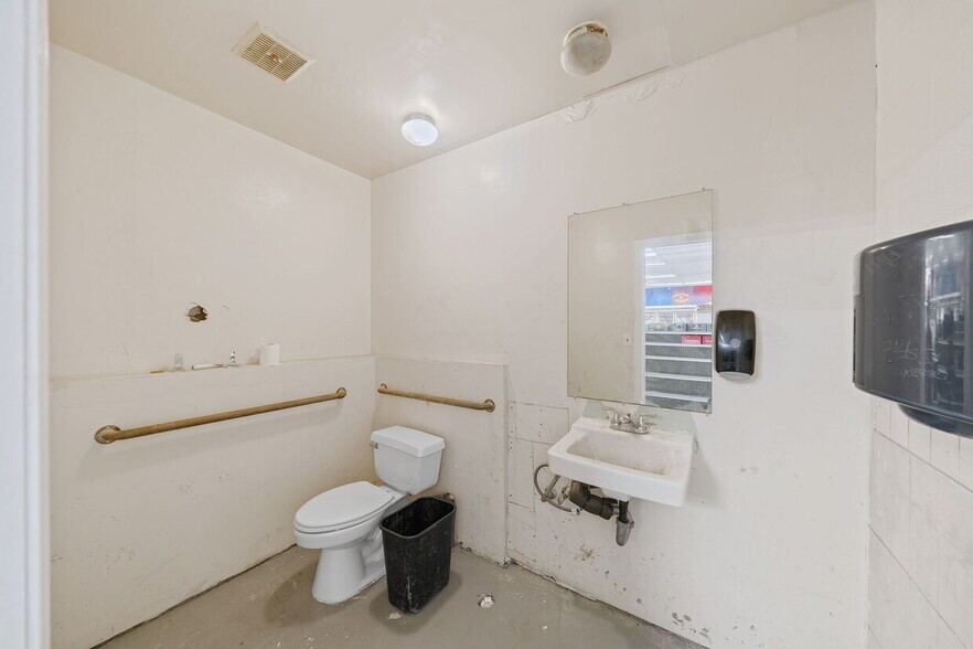 More Photos Of 6325 Bandera Rd, San Antonio Convenience Store For Sale