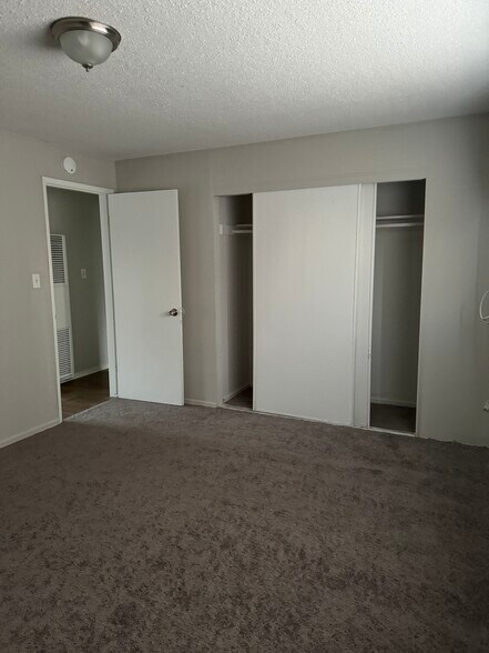 More Photos Of 1935 W Linden St, Riverside Apartments For Sale