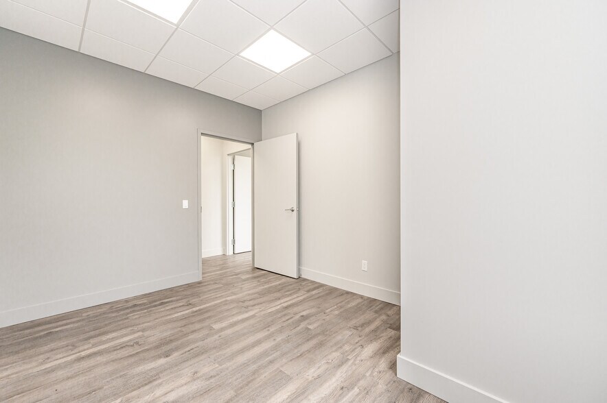 More Photos Of 155 Frobisher Dr, Waterloo Office For Sale