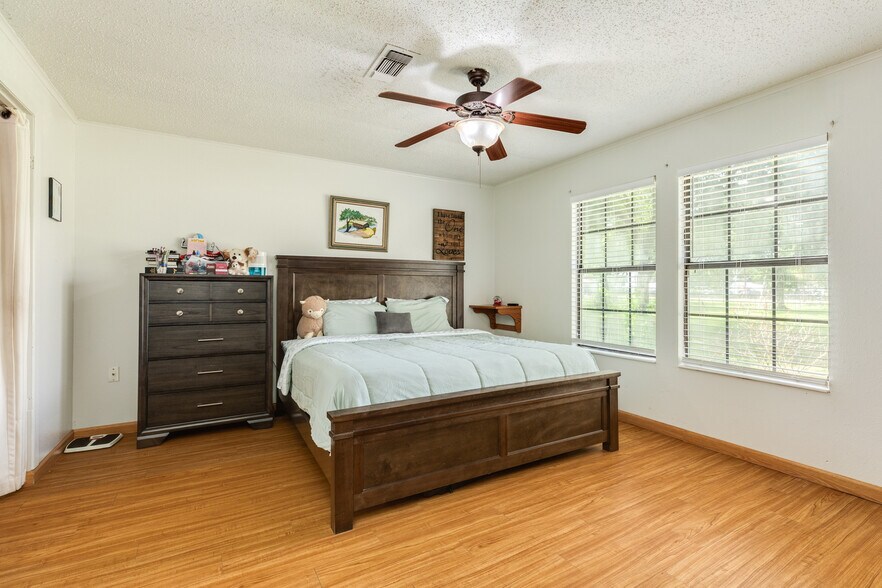 More Photos Of 2230 Nancy St, Alvin Specialty For Sale