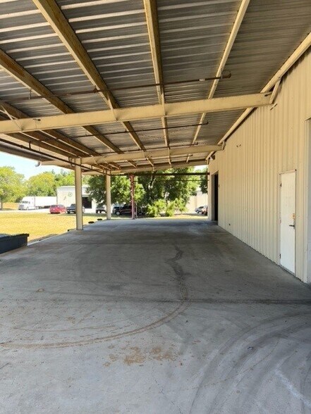 More Photos Of 4320 Wallace Rd, Lakeland Warehouse For Sale