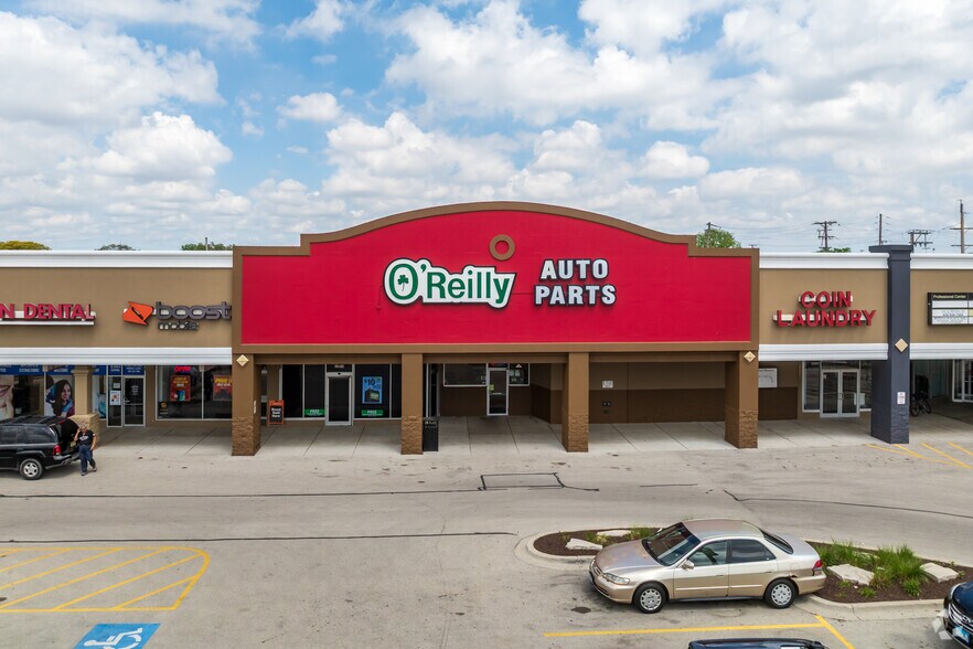 More Photos Of 4-140 W Lake St, Addison Freestanding For Lease