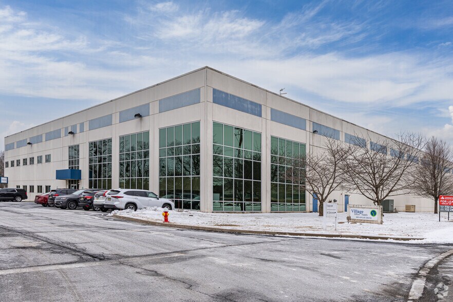 More Photos Of 600 Apgar Dr, Somerset Warehouse For Lease