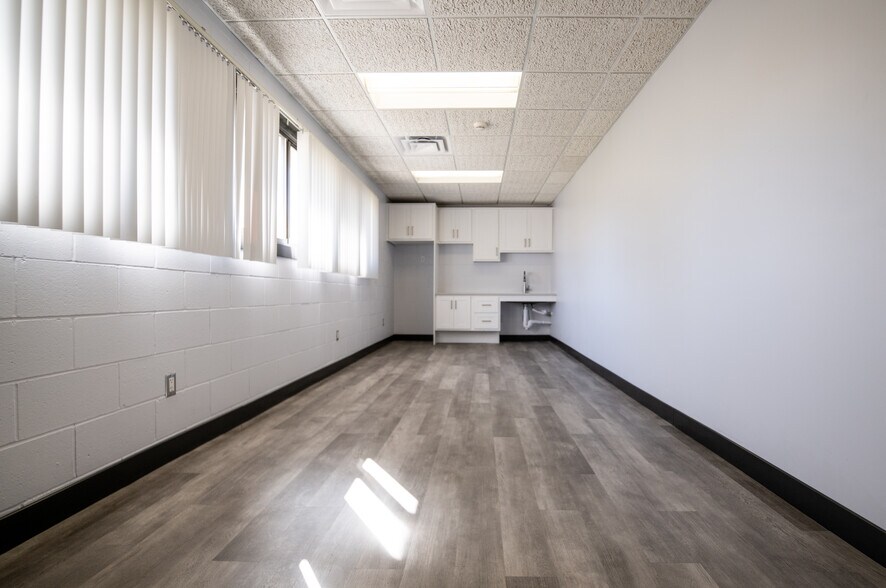 More Photos Of 2620 Fleur Dr, Des Moines Office For Lease